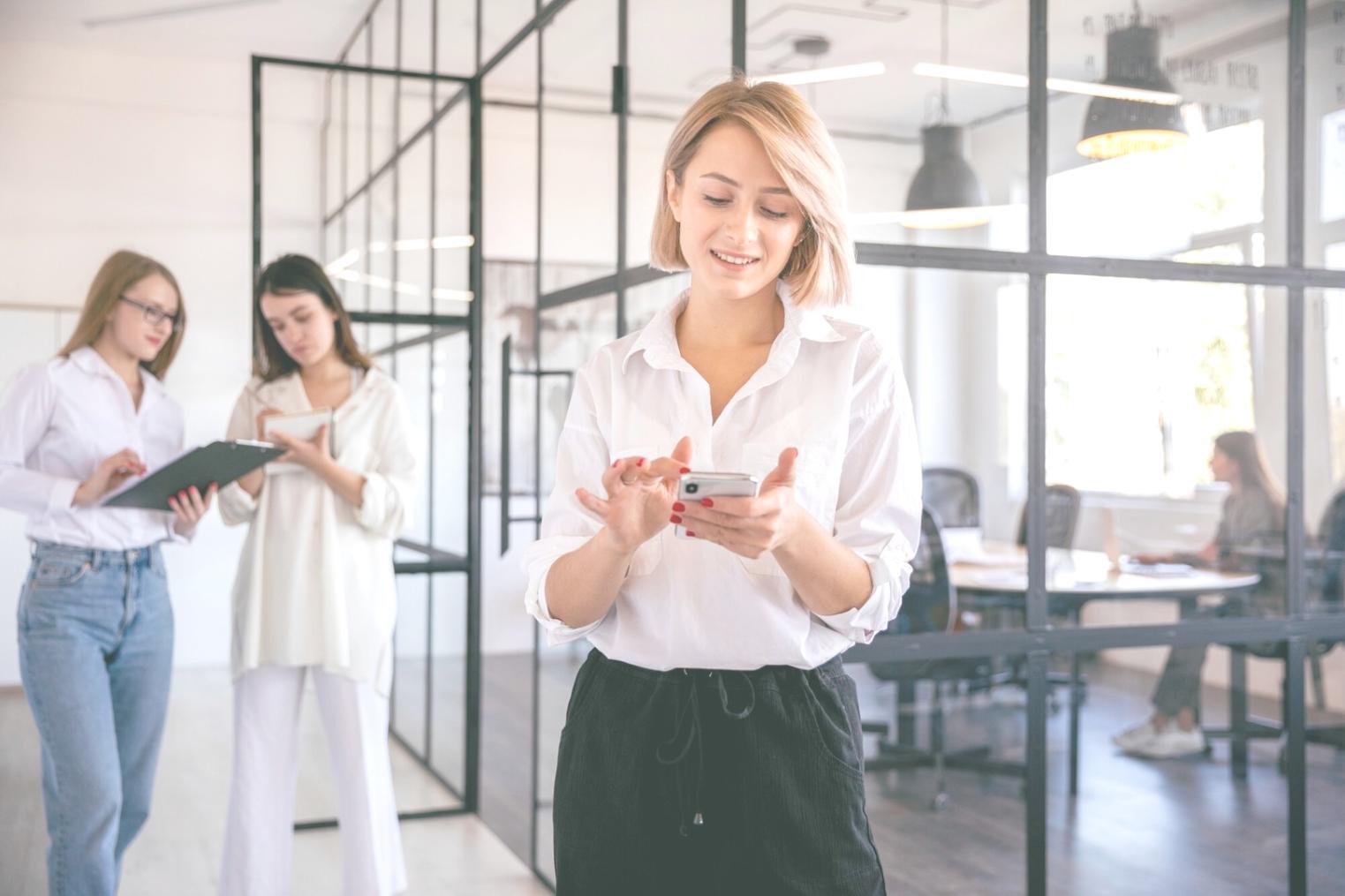 Professionelle Beratung und Analyse von Finanztrends im modernen Büroumfeld